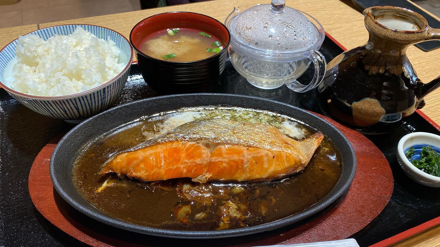 一夜干しと海鮮丼 できたて屋 公式 新商品 鉄板提供の焼き魚 発酵バター 生干し焼き 厚切り銀鮭 この分厚さ この大きさ 鉄板の上にドン と乗った銀鮭は まるで魚の厚切りステーキ 提供時には音がジュワーっと 発酵バター 出汁醤油が鮭の 一夜干しと海鮮丼 できたて屋 公式 新商品 鉄板提供の焼き魚 発酵バター 生干し焼き 厚切り銀鮭 この分厚さ この大きさ 鉄板の上にドン と乗った銀鮭は まるで魚の厚切りステーキ 提供時には音がジュワーっと 発酵バター 出汁醤油が鮭の