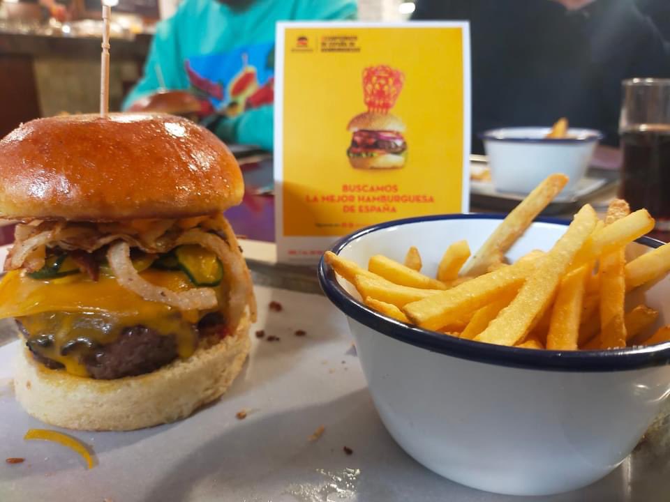 Cal é a mellor hamburguesa de España? Nós témolo claro: a Macanuda de <a href="/argentinosburg_/">Argentinos Burguer</a> 😋🤤Para que o saiba todo o mundo tes que probala e votar no concurso ao que se presentan! Podes facelo ata o 28 de febreiro🍔
Info ➡️lamejorhamburguesa.com 
#debaresconjessi #somospincha