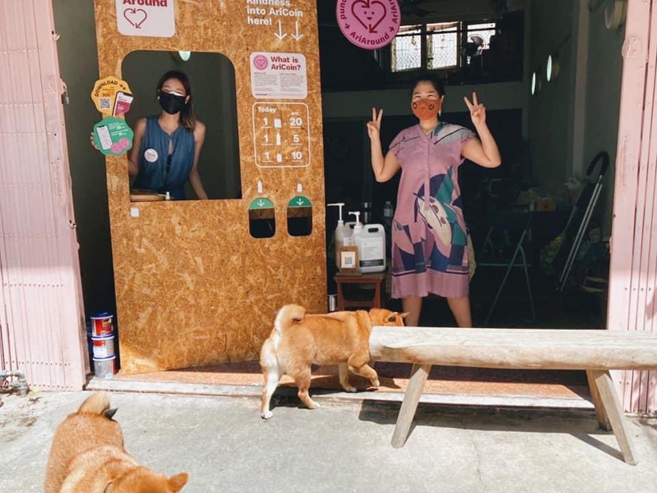 AriAroundTH's tweet photo. จุดรับขวดที่ Ari Around Station SPK พร้อมแล้ว :) จุดอื่นๆ ก็พร้อมเช่นกัน!
Kindness Canvas ก็พร้อมให้ทุกคนมาลงสีร่วมกันแล้วน้าา 💖💖
#BKKDW2022 #AriAround #bangkokdesignweek2022 https://t.co/4eGEzbXEw2