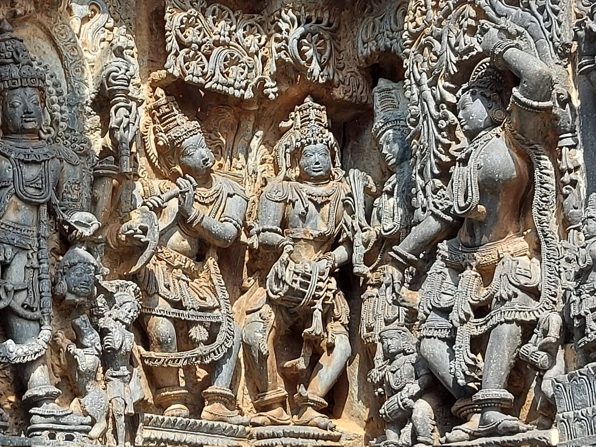NrjNambo's tweet photo. What a face expression !
The body seems to have a certain inertia of motion.
The edges, cuts & polishing are like mathematical precision.
The entire #Belur #Chennakeshava Mandir is full of life-like sculptures like this.
#Halibedu #Karnataka @LostTemple7 #ancientart #travel https://t.co/Uo9HGNyiAv