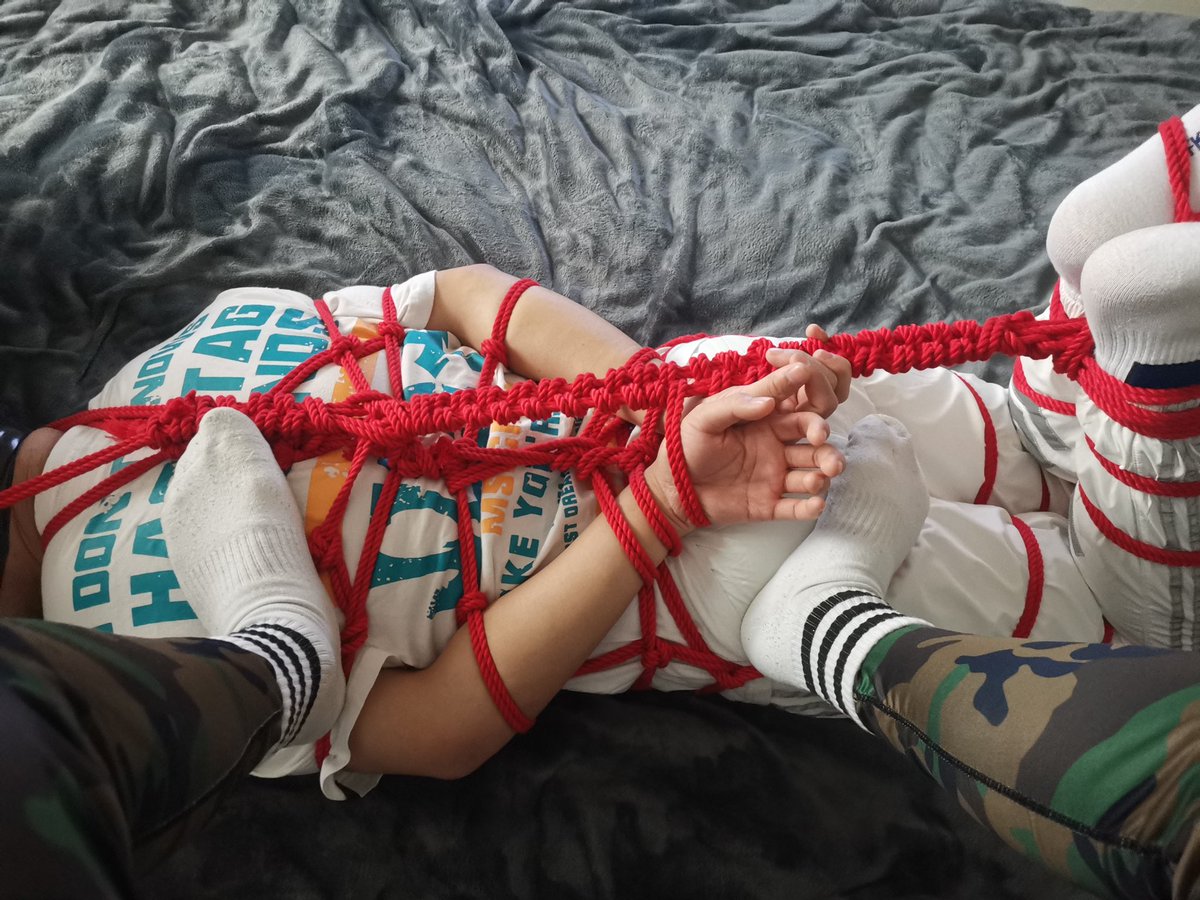 被哥哥踩着的小屁股，我能说我超喜欢的嘛，超爱SP的啦，希望有个暖主给揍哭～