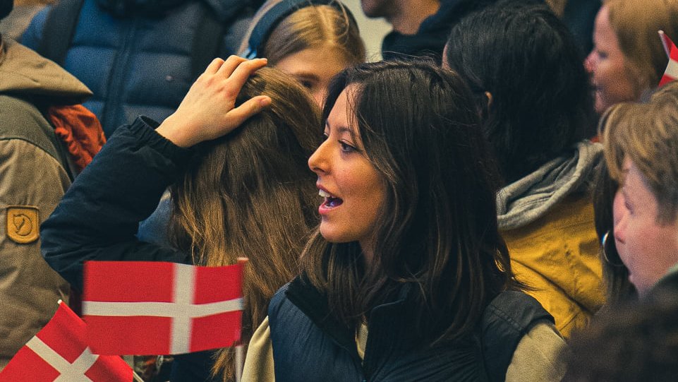 EBjerkrheim's tweet photo. Der er 2 🇩🇰 Det første favner, rummer, inkluderer og respekterer forskelligheder. Det andet vil kun et Danmark for etniske danskere. Sådan så #Mishti ud, da Frederiksberg Gymnasium overraskede hende og viste at Danmark kan mere ❤️ #mitdanmark #rummelighed #dkpol @Akanksh19830335 https://t.co/1dtlQauo0R