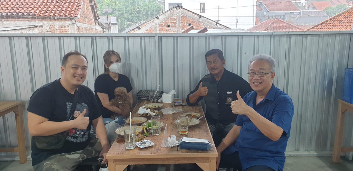YHumuz's tweet photo. Rm. Bebek &amp; Ayam kampung Mas Budi Jl. Suratmo No. 100 Semarang https://t.co/c6cBGlxZXM