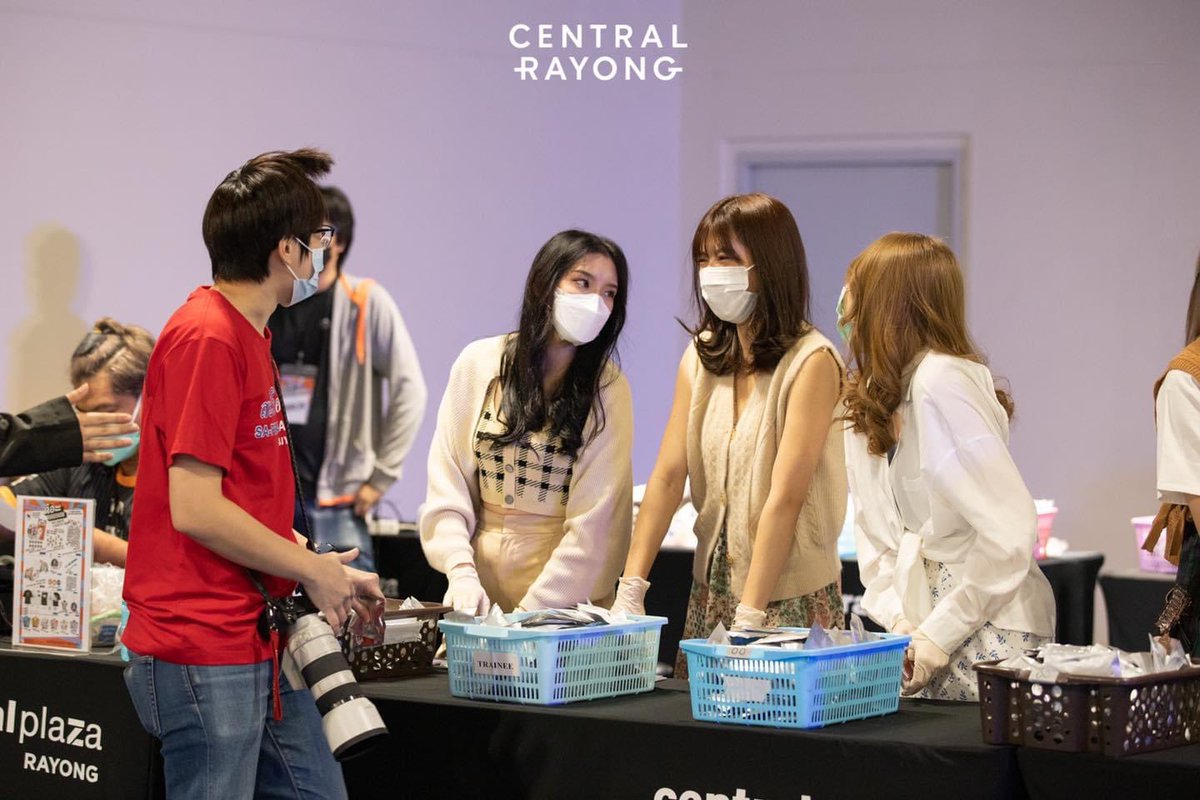 น้งงี: อุ้ย! สะใภ้อารีย์กุล! 😂
เฌอ: เนี่ย ใครๆ ก้อเรียกเลาอารีย์กุล 😑
อูนิ: เลาเปล่าเรียกนะ 😰