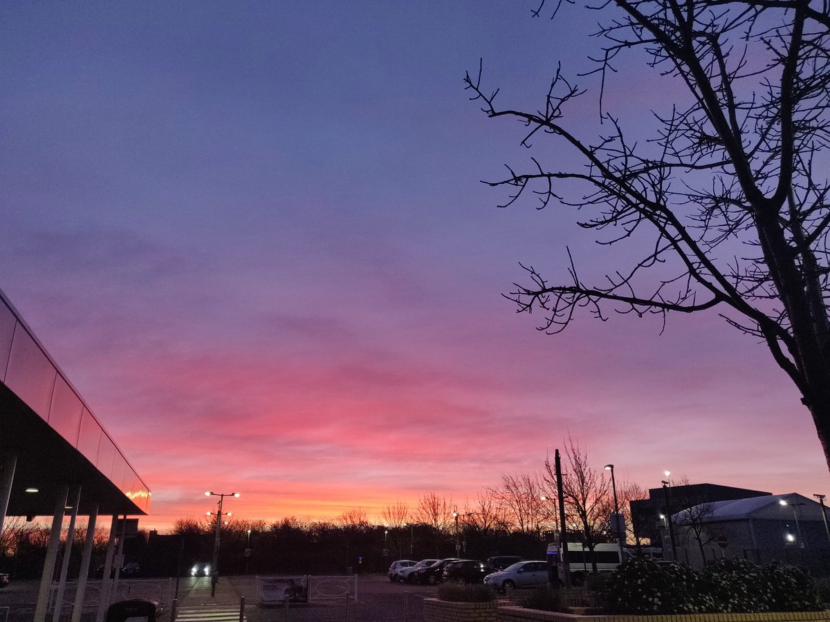 Beautiful #morning sky @NewhamHospital wishing you  all safe and  #HappyWeekend