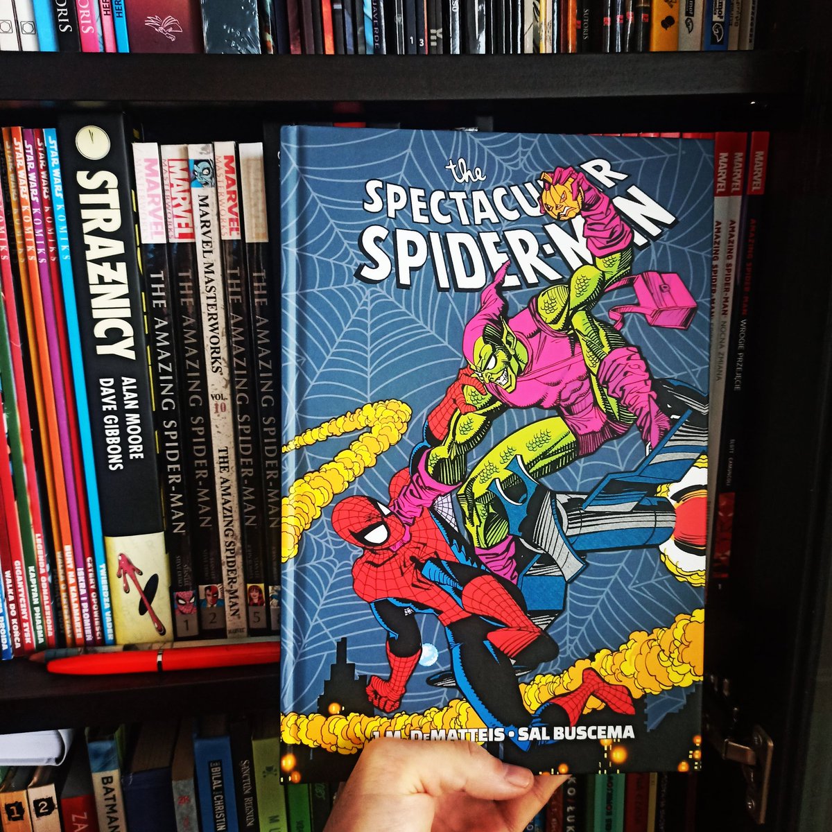 Jaroslaw_D's tweet photo. Mamy weekend wiec można sięgnąć po lekturę ciężkiej wagi (dosłownie). Spajderowa knyga od #muchacomics #comics #komiks #spiderman #superhero #spectacularspiderman #book #books #ksiazka https://t.co/GuAO2B24nj