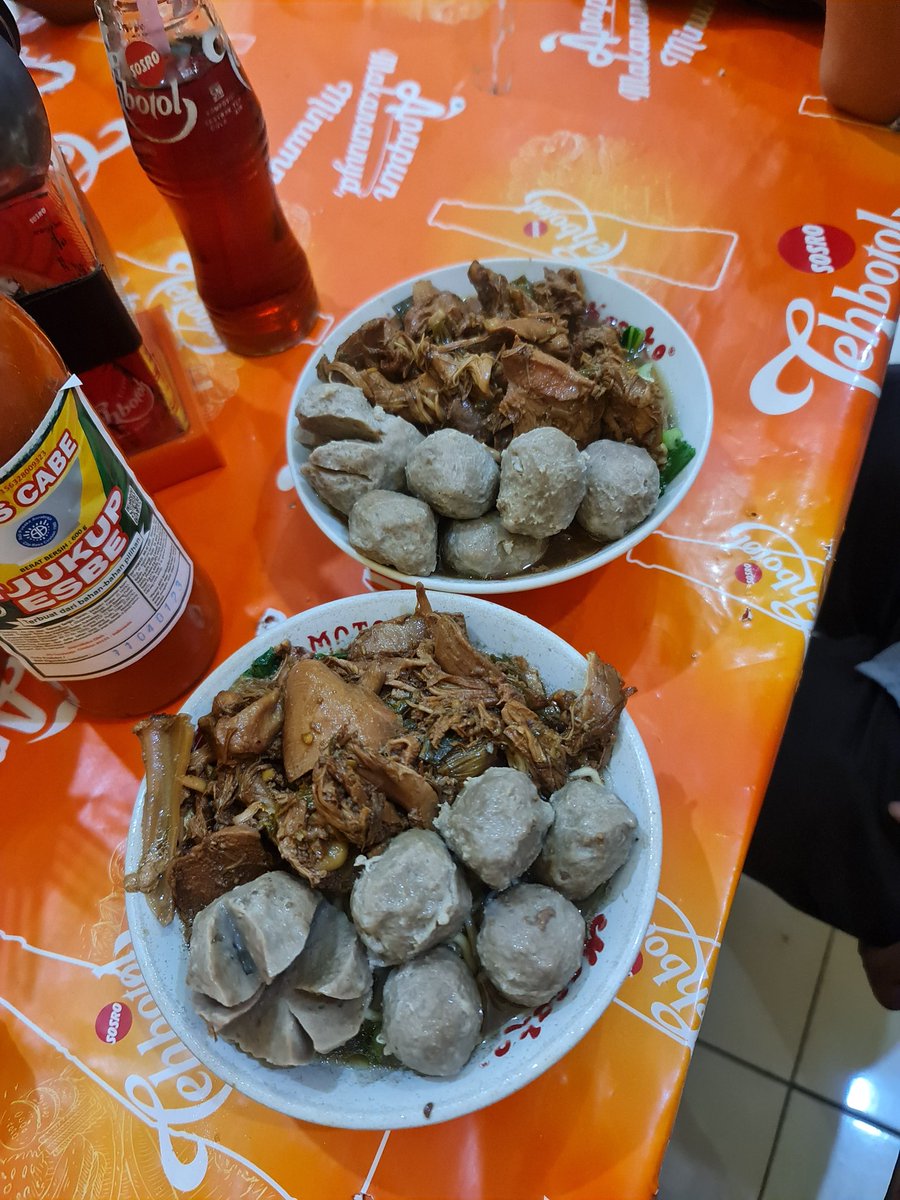 _nyarinama_'s tweet photo. Namanya mie ayam bakso tp aktualnya ini bakso dan ayam lauk mie.  Karena nyari mie nya susah bgt ketutup ayam sama bakso 🤣 https://t.co/s3cnNL5Oy0