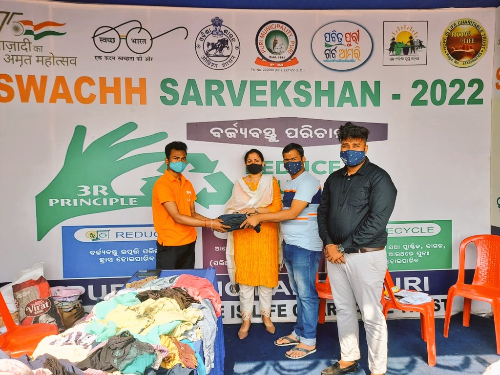SMYAMFOUNDATIO1's tweet photo. #ନିଆରା_ଢଙ୍ଗରେ_ସରସ୍ଵତୀ_ପୂଜା_ପାଳନ
ପୁରୀ @Puri_Official,@Puriulbeoଓ @HopeIslife13 ସହଭାଗିତାରେ ବଡ଼ଶଙ୍ଖରେ ଆରମ୍ଭ ହୋଇଛି ପୋଷାକଗ୍ରହଣ ଓ ବିତରଣ।ଆଜି ପବିତ୍ର ବସନ୍ତ ପଞ୍ଚମୀ ଅବସରରେ ପୁରୀର ଅଗ୍ରଣୀ ସାମାଜିକ ଅନୁଷ୍ଠାନ@SMYAMFOUNDATIO1 ୨୫ ଗୋଟି ନୂତନ ସାର୍ଟ ଓ ୧୦ ଗୋଟି ନୂତନ ପ୍ୟାଣ୍ଟ୍ ଉକ୍ତ ଷ୍ଟଲରେ ଦାନ କରିଛନ୍ତି। https://t.co/Aqor5Mvadl