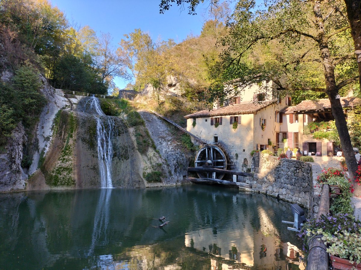 [Molinetto della Croda - Refrontolo]
💚Il salto d'acqua cristallina, il piccolo mulino in legno e pietra, il lento passare di qualche cigno e disegnano un luogo esclusivo da visitare in qualsiasi stagione, la meta perfetta per chi cerca itinerari unici in #veneto  #weekendvibes