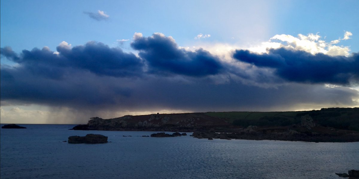 BareFoot_IOS's tweet photo. Moody #Scilly skies yesterday evening for our #Woofer walk; following day 2 in my new job at @Buzz_dont_tweet
🐾
Thankfully the rain went around us & we stayed dry. The wide open space giving me lots of time to process the days information!
🐾
#IslandLife #BlueMind #VitaminSea https://t.co/9xRufr87XA