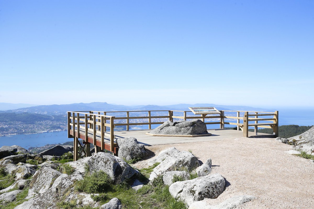 turisriasbaixas's tweet photo. En #Domaio  atópase un dos miradoiros máis impresionantes de #RíasBaixas, o de Candón Pequeno, con formidables vistas da ría de #Vigo e as #Cíes.
#BosDías e #FelizSábado desde #Moaña https://t.co/3E1YReSx2r