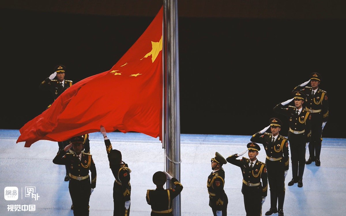 Huaxia_fhl's tweet photo. “我深深的爱着你，这篇多情的土地。”
Tears on the cheeks of flag-raisers at the 2022 Beijing Winter Olympics.
#Olympics 
#Beijing2022 
#China https://t.co/EwP9puKeE8