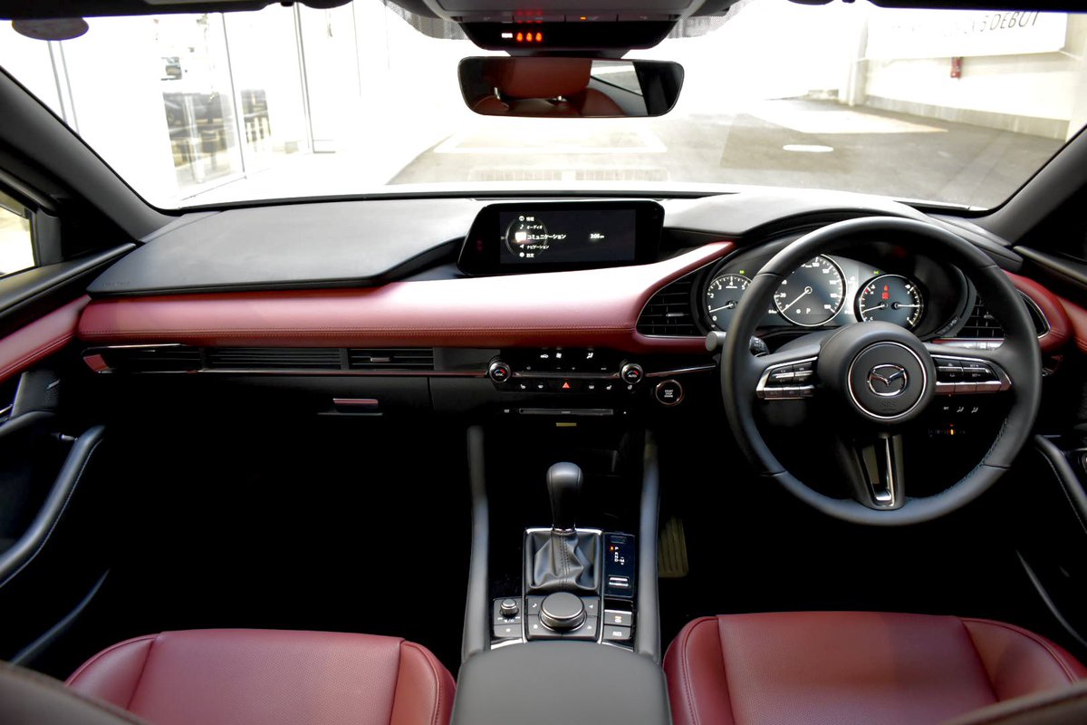 togari11's tweet photo. MAZDA3プラチナFB拝見して参りました！
やはり無敵だったプラチナクォーツw
最上位グレードになるX-バーガンディはもはや国産車に見えない😂
#mazda3fb 
#プラチナクォーツメタリック https://t.co/FQD1b0AtAE