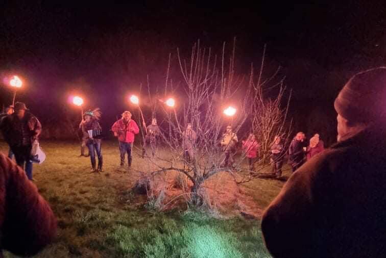 Fradswell's tweet photo. #Wassail! A fantastic night in #Fradswell as village apple trees were woken and Wassail-ed by flaming torches, singing and banging of instruments! A good crop of apples should hopefully ensue for our village #Frapfest in September.
#community #countrylife #Village #Staffordshire https://t.co/fMtBLcfJ7N