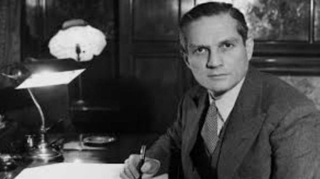 للاسف بنضطر بعض احيان نكتب نص طويل ع تويتر ، انما بنكون مجبورين لانو في ناس بعزو علينا ، بالرغم من ثقافتون واتطلاعون ، بفوتون تفاصيل اساسية من تاريخ لبنان .
بننصحون اول شي يوقفوا يجلدوا حالون ، وتاني شي يتزكروا انو تاريخنا بيمتد ل ١٤٠٠ سنة ، مليانة دبح وقتل واضطهاد وتهجير .