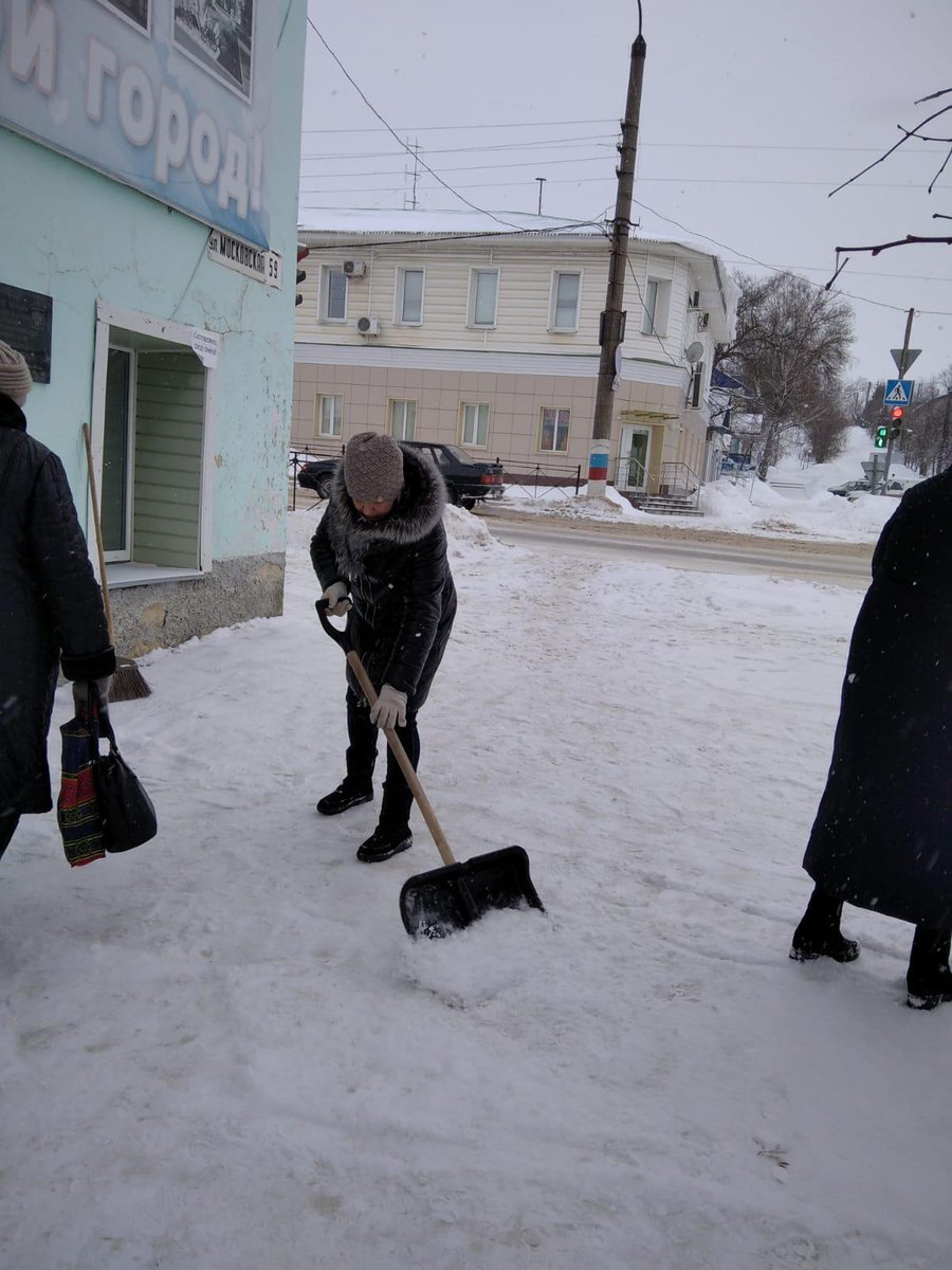 LomovMuzej's tweet photo. 5 февраля сотрудники Нижнеломовского краеведческого музея приняли участие в общегородском субботнике. Прилегающая территория музея  по улицам  Московской и Ленина была расчищена от снега и наледи. https://t.co/Ti3i2ouNhA