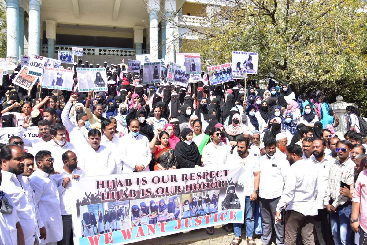 MlaKaneezfatima's tweet photo. glimpse from today's protest at Mini Vidhansabha Gulbarga. 
#HijabisOurRight https://t.co/jc32EWhHq3