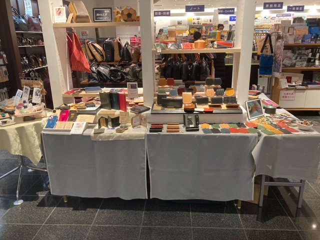 maruzen_maruhon's tweet photo. 【4階イベント】JAPAN LEATHER WORLD【#KUGIRI】【#LeatherDresser】【#Dragonflycraft】【#Moris工房】2/8（火）までの開催です。（最終日は17時まで）
今回は、ハンドメイドレザー４作家による合同開催です。是非お立ち寄りください https://t.co/184DBdRVmH