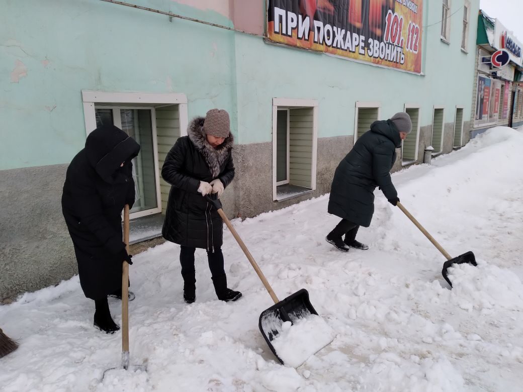LomovMuzej's tweet photo. 5 февраля сотрудники Нижнеломовского краеведческого музея приняли участие в общегородском субботнике. Прилегающая территория музея  по улицам  Московской и Ленина была расчищена от снега и наледи. https://t.co/Ti3i2ouNhA