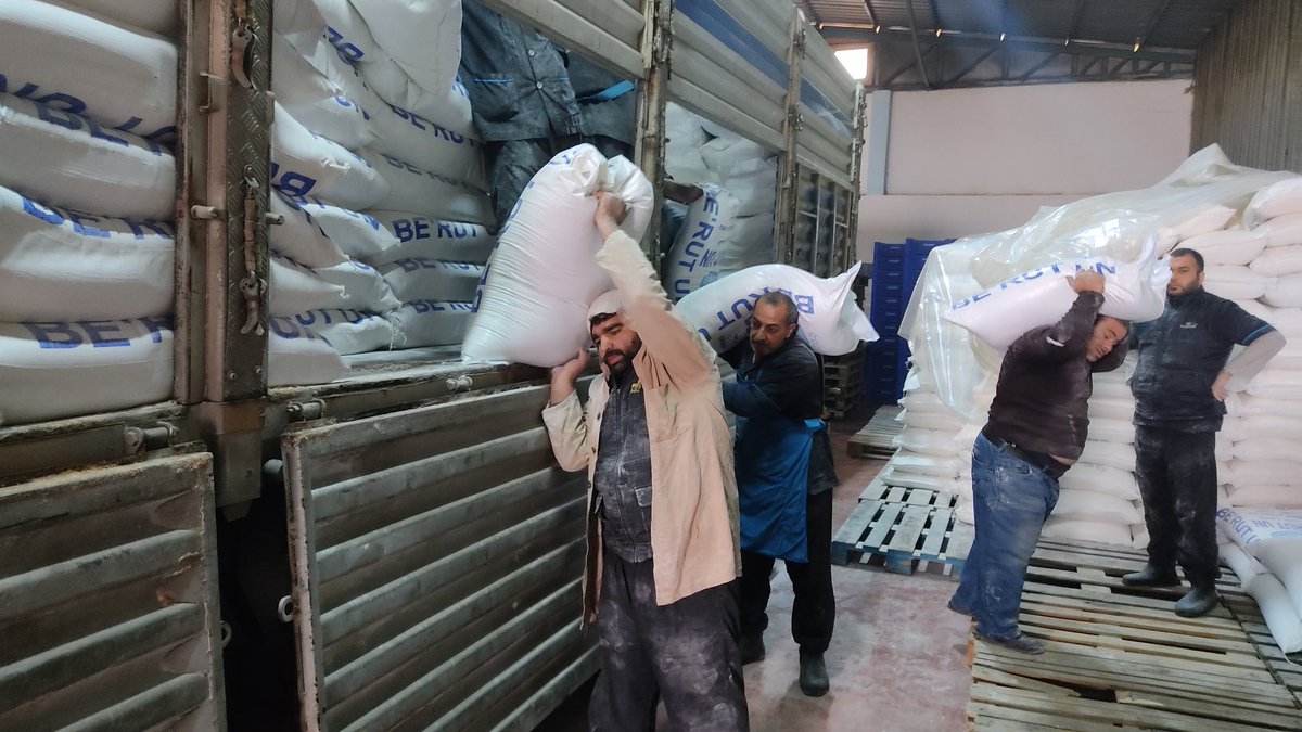 Besirdernegi's tweet photo. Eyyübiye Temsilciliğimizin katkılarıyla hazırlanan bir tır un, #Kilis'te bulunan günlük 250 bin adet ekmek üretim kapasiteli fırınımıza ulaştır.

Dumanında iyilik tüten ekmeklerimizi her gün üretiyor savaş mağduru ve ihtiyaç sahibi aileler ile bölüşüyoruz.

Un yaz 4042 📨 10₺ https://t.co/vrudrY9cIE