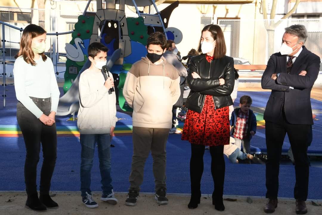 MInmaculadaJ's tweet photo. Els representants del Consell de la Infancia del nostre centre van participar en la inauguració del nou parc infantil a Xàbia. Els xiquets i xiquetes del Consell han dissenyat el parc i han seguit de prop el procés de reforma. Enhorabona!! https://t.co/eG4FlZd5wi