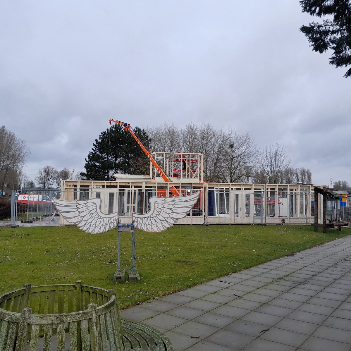 PeterHutten's tweet photo. In @almere is @VanWijnenGroep gestart met #circuloco. De combinatie van #CIRCUlair en #LOCaal. Eerst een paviljoen op @FloriadeExpo, daarna een circulaire hub op #BroedplaatsDeSteiger. Lokale ondernemers, onderwijs en overheid samen op weg naar circulaire economie https://t.co/4LrQK2Tnx6