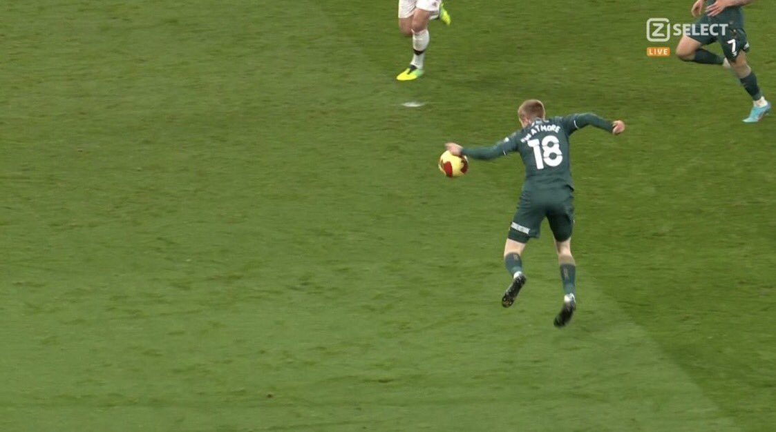 Neilpitt1975's tweet photo. I’m not a @ManUtd fan and always have a smile when they lose but if that is not making the player ‘unnaturally bigger’ and the fact they score straight after I don’t know how many more they can tick off against the ‘Laws of the Game’ #MANMID #Handball #var https://t.co/JNkltM0i7u