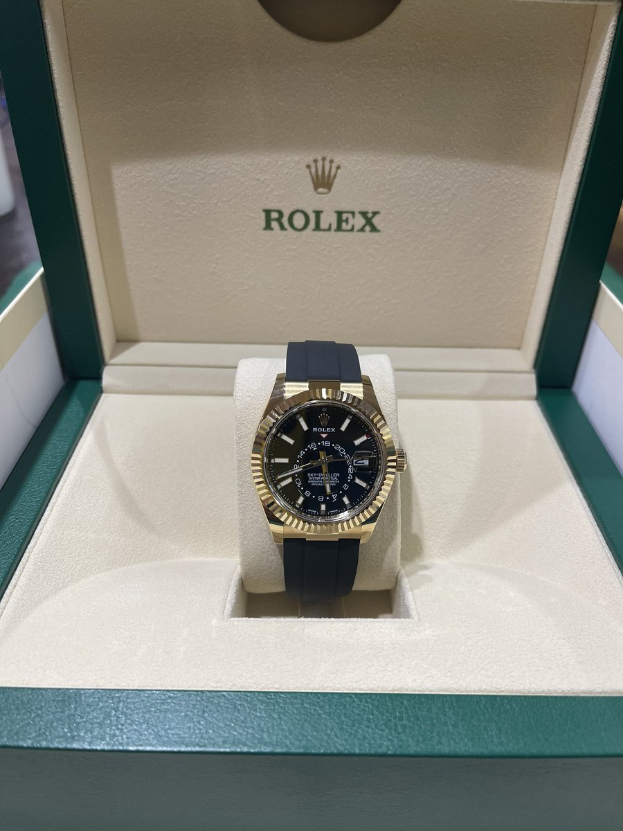 Ken73943401's tweet photo. やっと完封しました。
自分は腕が太いので次に購入するなら42が良いと思い
スカイの金無垢ブラックのオイフレと決めていました！
世界旅行はしません笑
お出かけついでにマラソン１日で完走です笑
嫁さんに人気無い、イカツイ時計だから誰も買わないからあると言われました😂
なんか納得知らんけど笑 https://t.co/ZLP593dUad
