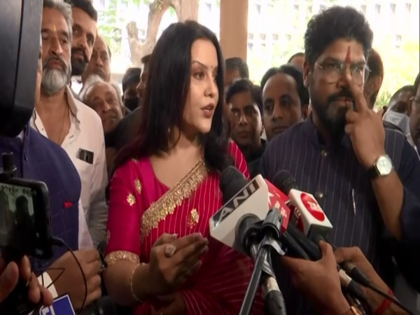 ani_digital's tweet photo. '3 per cent divorces in Mumbai take place due to traffic jams', claims ex-Maharashtra CM Devendra Fadnavis' wife Amruta

Read @ANI Story | https://t.co/oz49425KVO
#Mumbai #MumbaiTraffic #AmrutaFadnavis https://t.co/NFkMZBgmvD