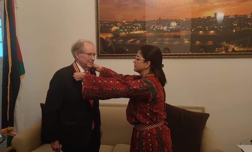 Africa4Pal's tweet image. Palestinian Ambassador to Netherlands, Rawan Sulaiman presents Star of Jerusalem to South African Professor John Dugard, in appreciation of his role in defending human rights &amp;amp; international law, &amp;amp; for his long, stance in support of the Palestinian people @SA_Embassy_NL