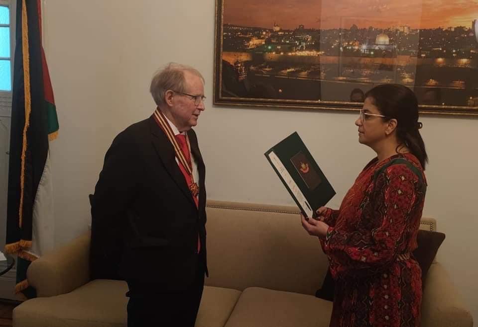 Africa4Pal's tweet image. Palestinian Ambassador to Netherlands, Rawan Sulaiman presents Star of Jerusalem to South African Professor John Dugard, in appreciation of his role in defending human rights &amp;amp; international law, &amp;amp; for his long, stance in support of the Palestinian people @SA_Embassy_NL
