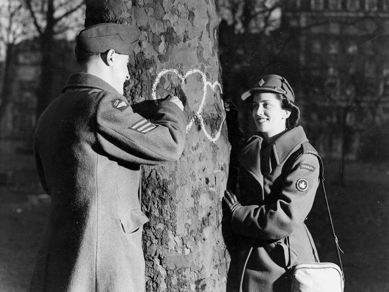 Happy #ValentinesDay! A couple from the <a href="/CanadianArmy/">Canadian Army</a> and Canadian Women's Army Corps chalk hearts onto a London plane tree on 14 February 1944. #WW2
