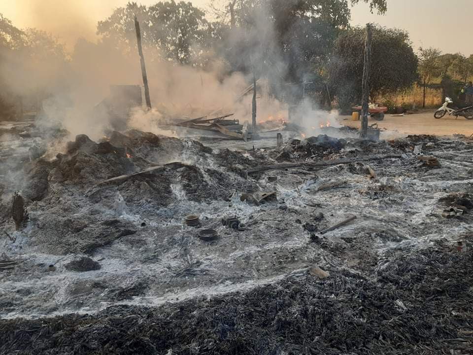 ydkr153's tweet photo. SAC terrorists raided Twinma village, Myaingbtsp, chased and shot at the locals, abducted a resident with stroke as a hostage, set fire to a house, and looted valuable things on Jan 3. #CrimesAgainstHumanity #2022Feb5Coup #WhatsHappeningInMyanmar https://t.co/2V2Tft2VSq
