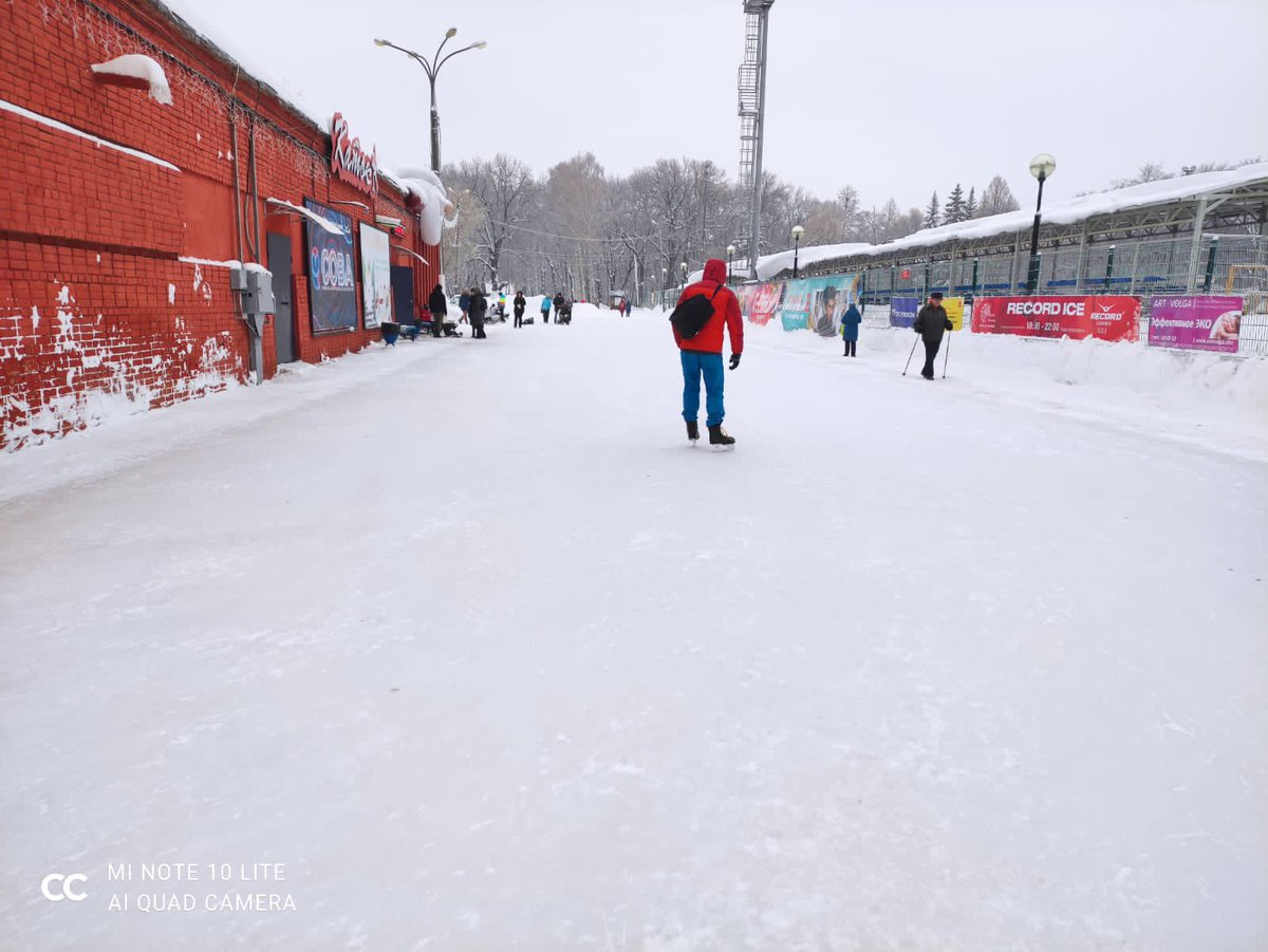 К вечерним катаниям готовы! Вычищенный и обновлённый лёд, тёплый прокат, просторная парковка без сугробов, вкусный кофе и чай, сендвичи и хот-доги, горки на тюбингах. Собирайте друзей и близких и в парк! Погода шепчет…