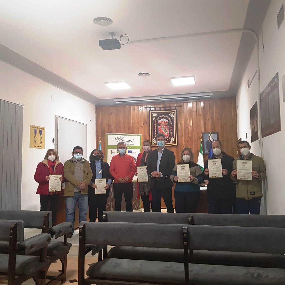 dipujaen's tweet photo. La @dipujaen aporta 30.000€ para que #Mengíbar cuente con un nuevo espacio empresarial que fomente el empleo
📜El diputado de Empleo y Empresa entrega los diplomas a los participantes en un curso de #Proempleo7 dedicado a la elaboración de productos con aceite de oliva 🫒 https://t.co/IqglrmuhQ5