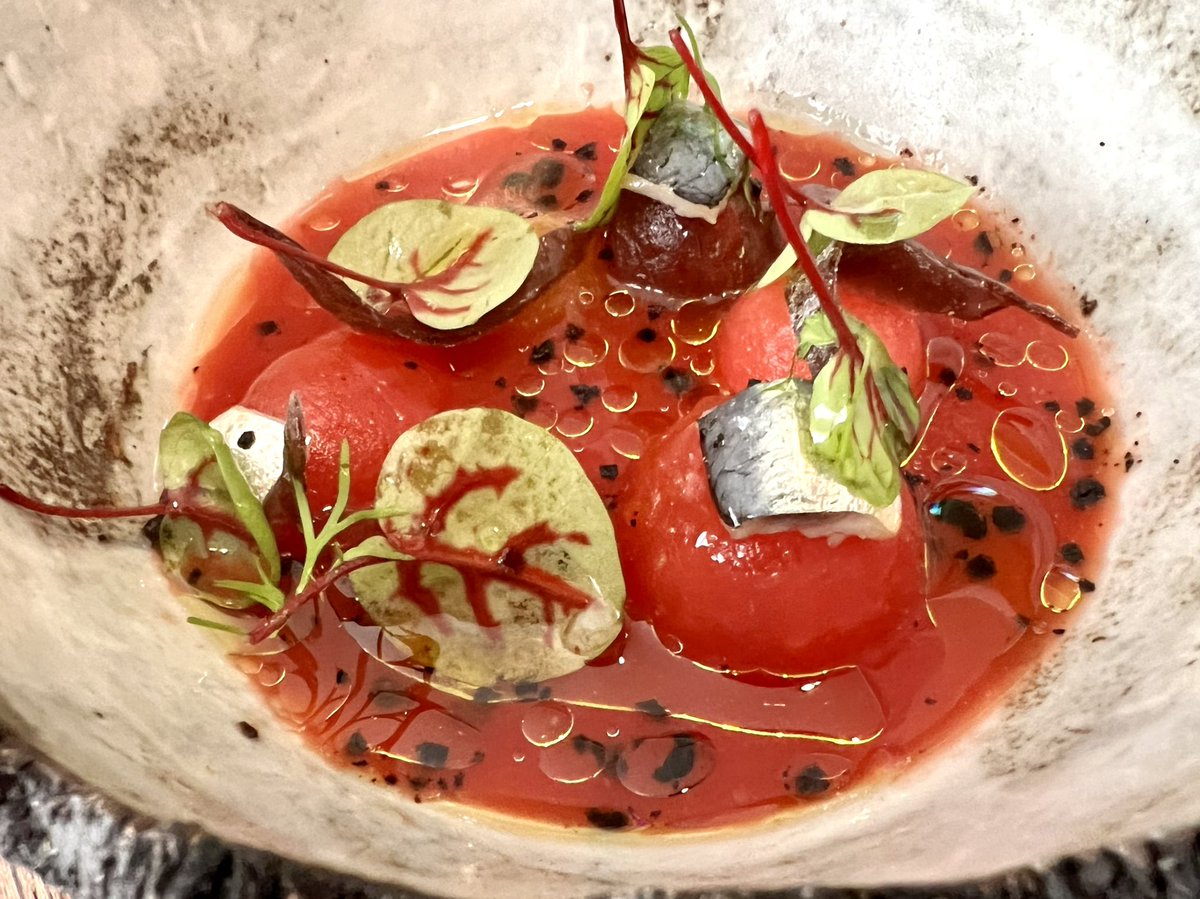 Platos contemporáneos que hunden sus raíces en la cocina tradicional madrileña. <a href="/RChiron/">Restaurante Chirón</a> el difícil equilibrio entre cocina, sala y bodega. Gran trabajo de los hermanos Muñoz en Valdemoro. Tres menús en alusión a los ríos Tajo, Tajuña y Jarama. elviajero.elpais.com/elviajero/2022…