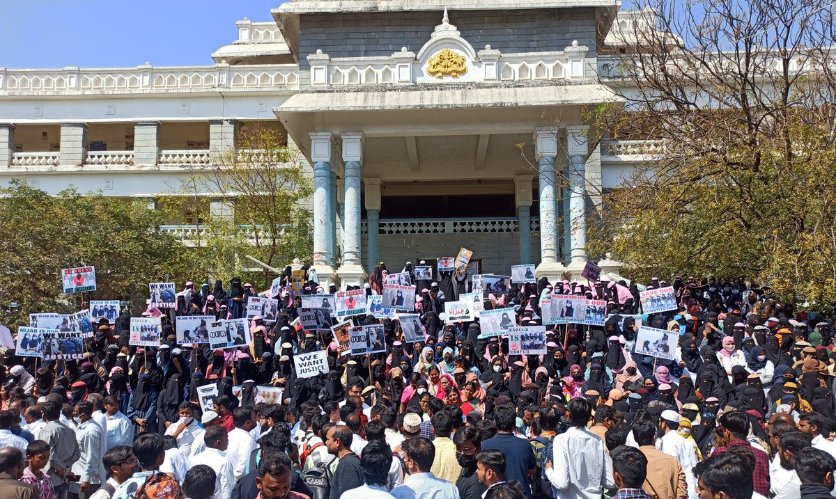 AdilaBanuT's tweet photo. 1000s of Women &amp; Girls (both Hijabi &amp; Non Hijabi) in Gulbarga hold a protest in Support of Hijabi students .
#HijabisOurRight https://t.co/zdNHnyXVey