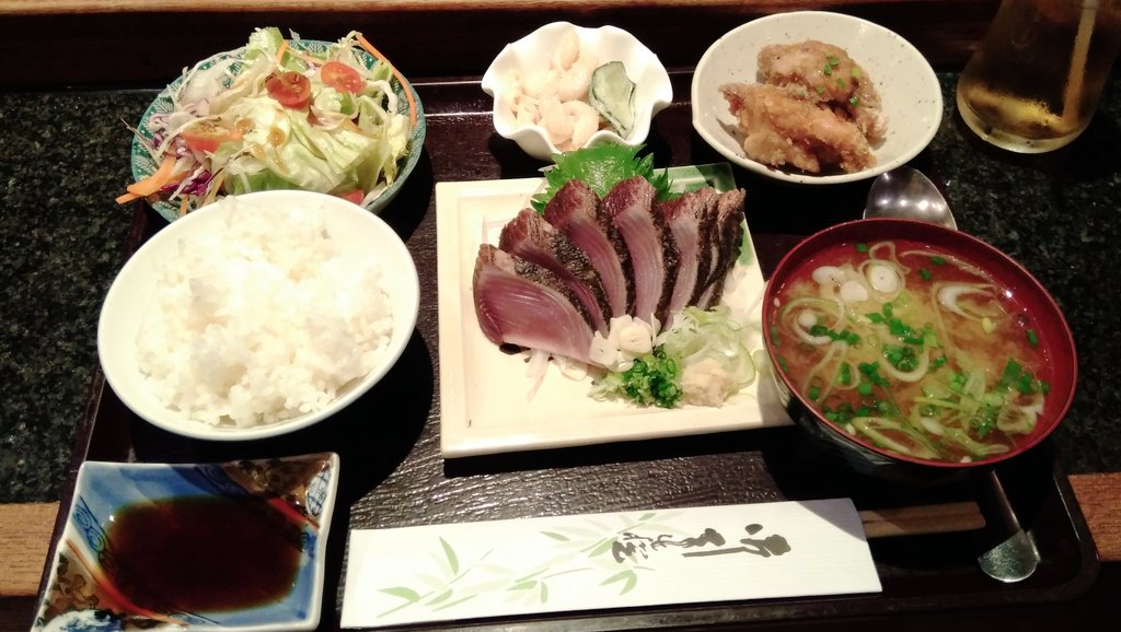 まあこすけ 酒の店さんのカツオたたき定食 たまにtwitterで見かけててすごく気になっていたお店にやっと行けた カツオたたきは勿論 大きな鶏唐揚げも超美味しい お味噌汁があら汁なのも嬉しい そして美味しい麦茶もフリーでした この内容で