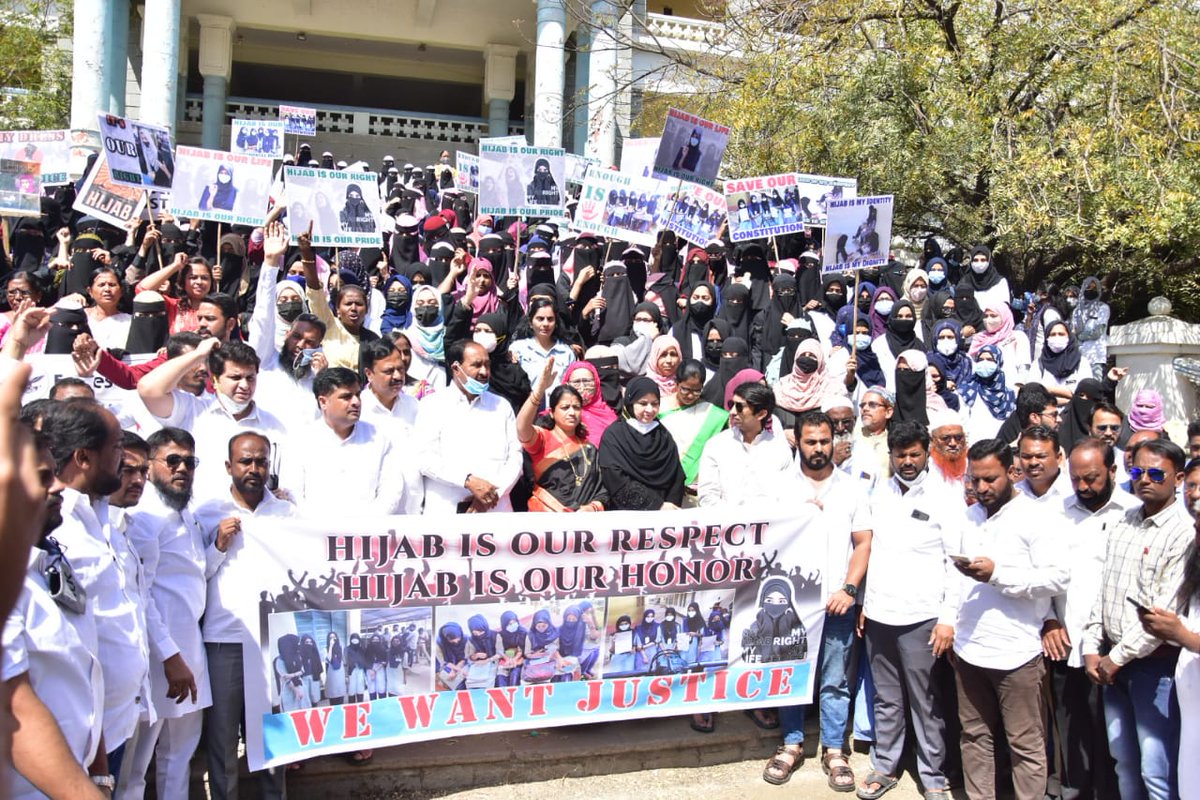 AdilaBanuT's tweet photo. 1000s of Women &amp; Girls (both Hijabi &amp; Non Hijabi) in Gulbarga hold a protest in Support of Hijabi students .
#HijabisOurRight https://t.co/zdNHnyXVey