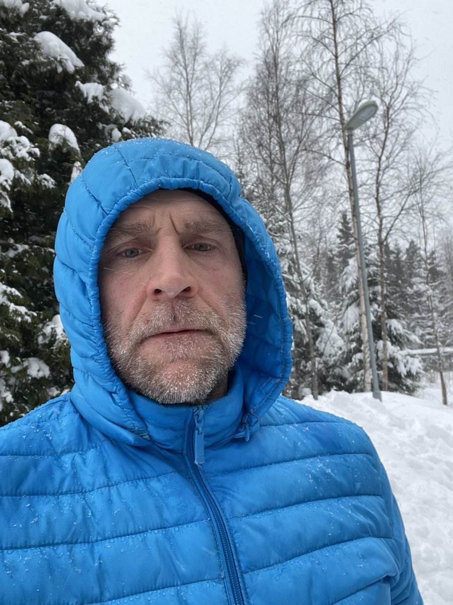 AnttiBackman's tweet photo. Tiiättekö mitä, olen viime päivinä pohdiskellut, että onx kukaan tehny lumitöitä!? 🤔 #jokoriittää #hyötyliikuntaaWTF #viikonkasa #eitarviauttaa https://t.co/AtO3ivpEsv