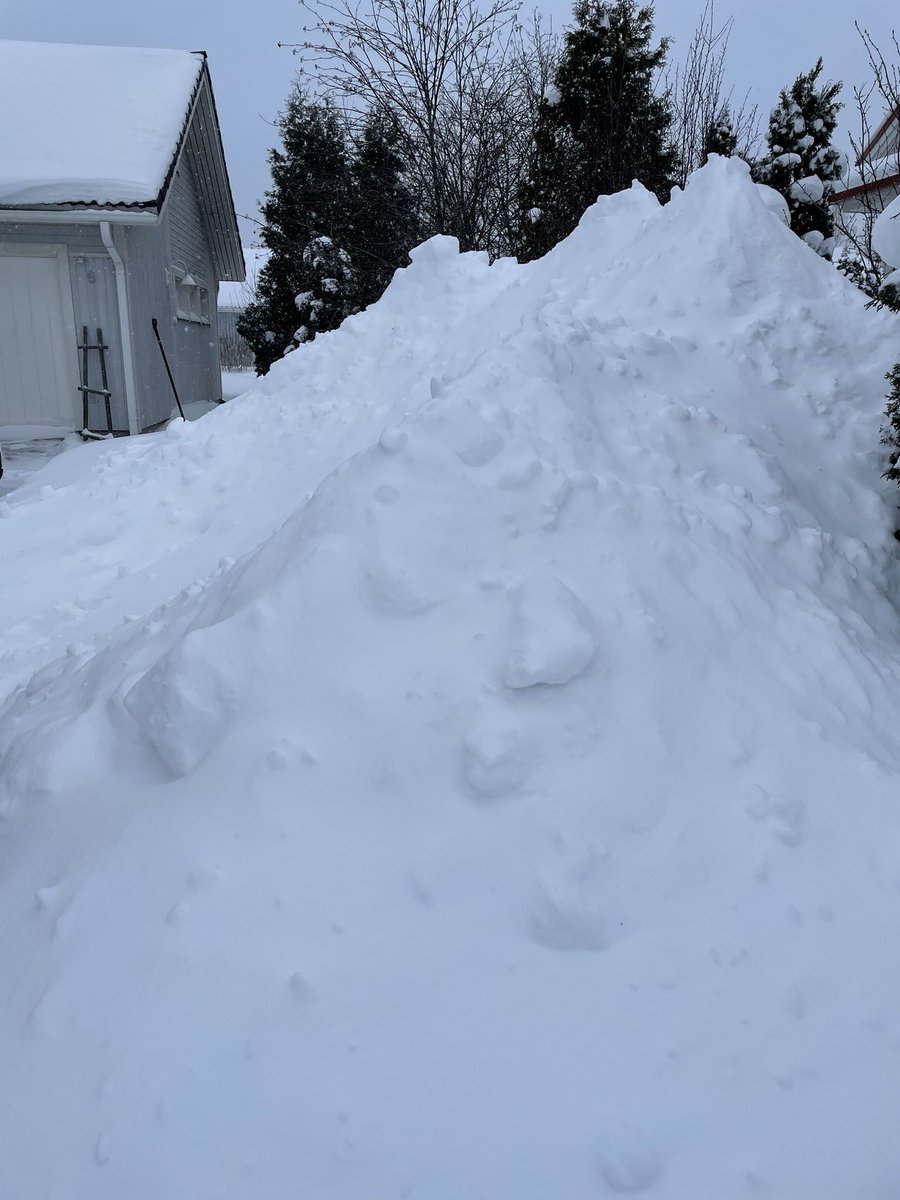 AnttiBackman's tweet photo. Tiiättekö mitä, olen viime päivinä pohdiskellut, että onx kukaan tehny lumitöitä!? 🤔 #jokoriittää #hyötyliikuntaaWTF #viikonkasa #eitarviauttaa https://t.co/AtO3ivpEsv
