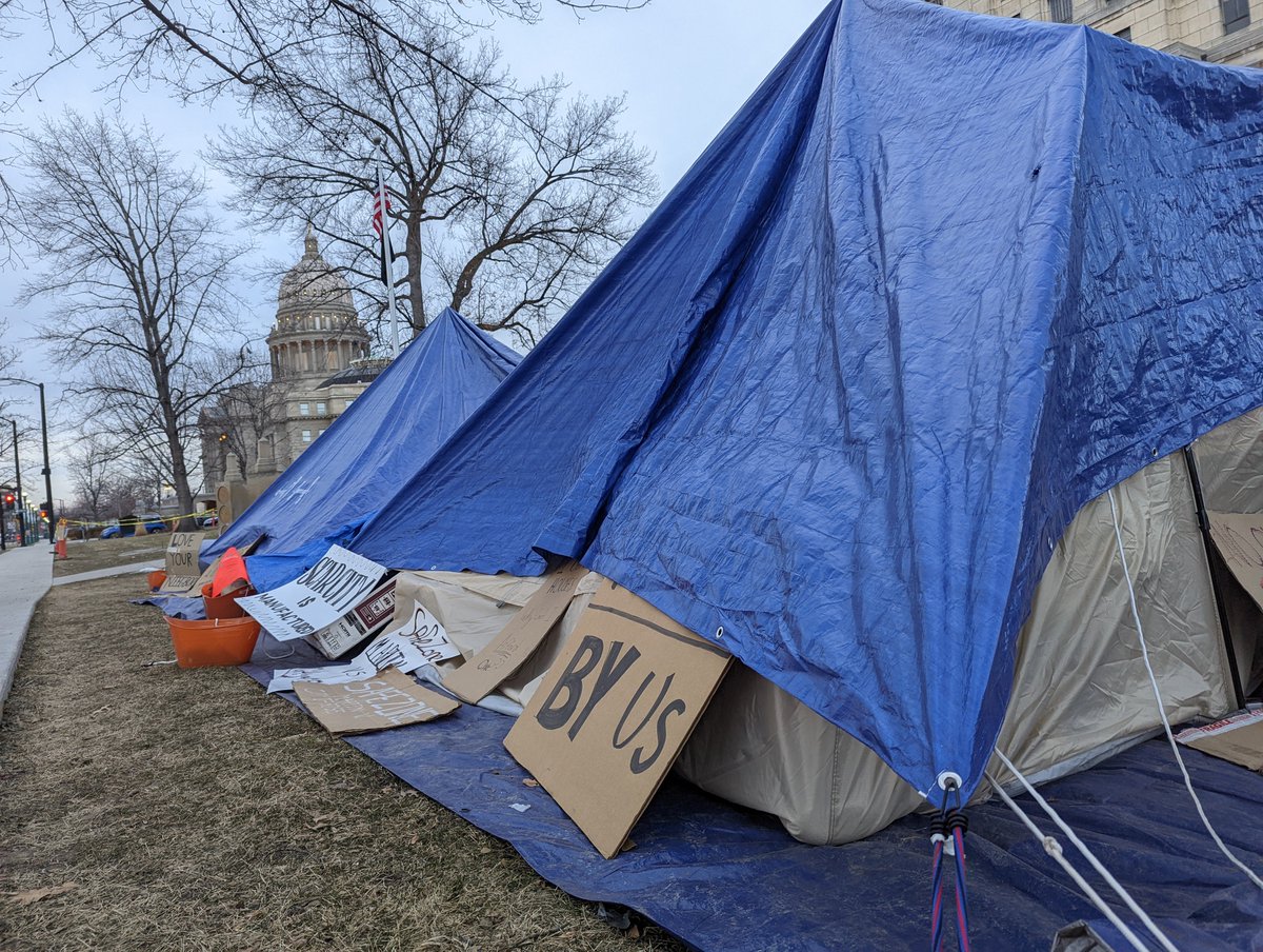 Tent in foreground, Idaho State Capitol building in back