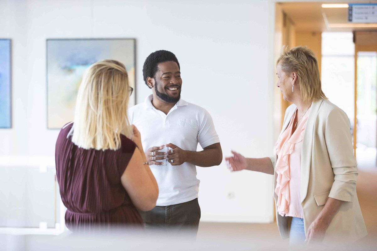 Vanwege #wereldkankerdag 🎈 gisteren, geen #vacaturevrijdag, maar #vacaturezaterdag 😊 We hebben maar liefst drie (!) mooie vacatures: voor maatschappelijk werker, planner en voor twee leerlingen voor radiotherapeutisch laborant 👉 tiny.cc/w57ouz. Tip: wees er snel bij!