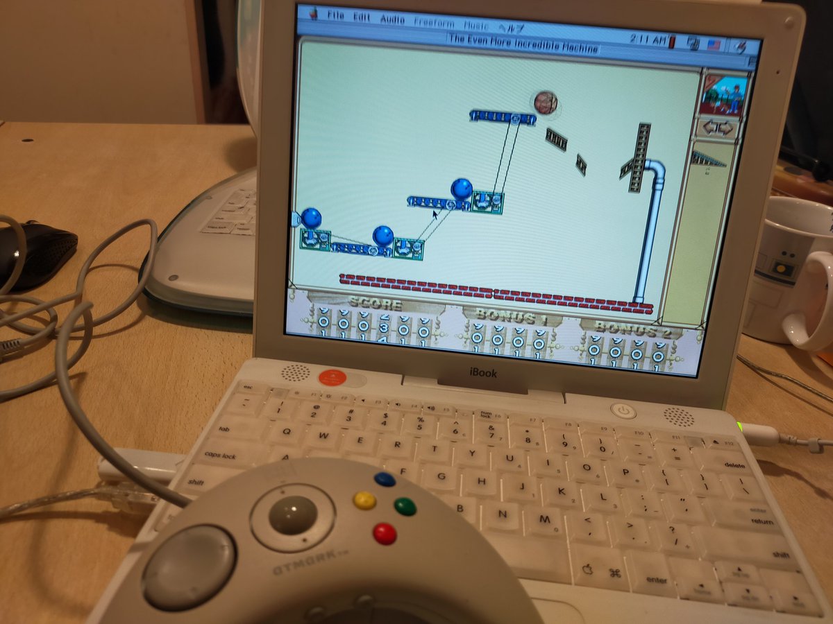 RuiReiChannel's tweet image. 自分がMac大好きだった頃（1993年）にハマった「THE INCREDIBLE MACHINE」を見つけたので久しぶりにやってみる！ピタゴラスイッチみたいで今やってもめちゃくちゃ楽しい！✨😆ヒュー！（クリア時の声）
#OS9 #iBook #IncredibleMachine
