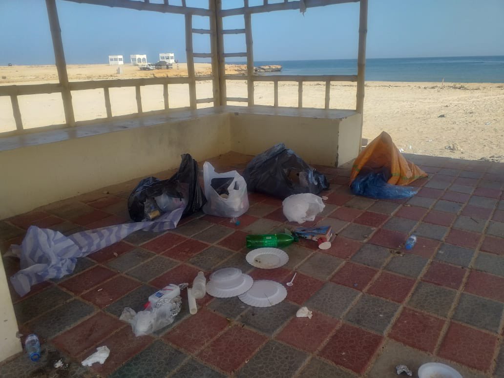 مجمعات القمامة لاتبعد سوى امتار قليلة من المظلات، ولم يكلفوا أنفسهم جمع قمامتهم ورميها في المجمعات المخصصة لذلك.
أيُّ ثقافة هذه وأي أناس هؤلاء ؟!

والمشهد يتكرر كثيرا وكثيرا رغم التوعية المستمرة والحديث المتواصل حول هذه الظاهرة.

#صور_العفية