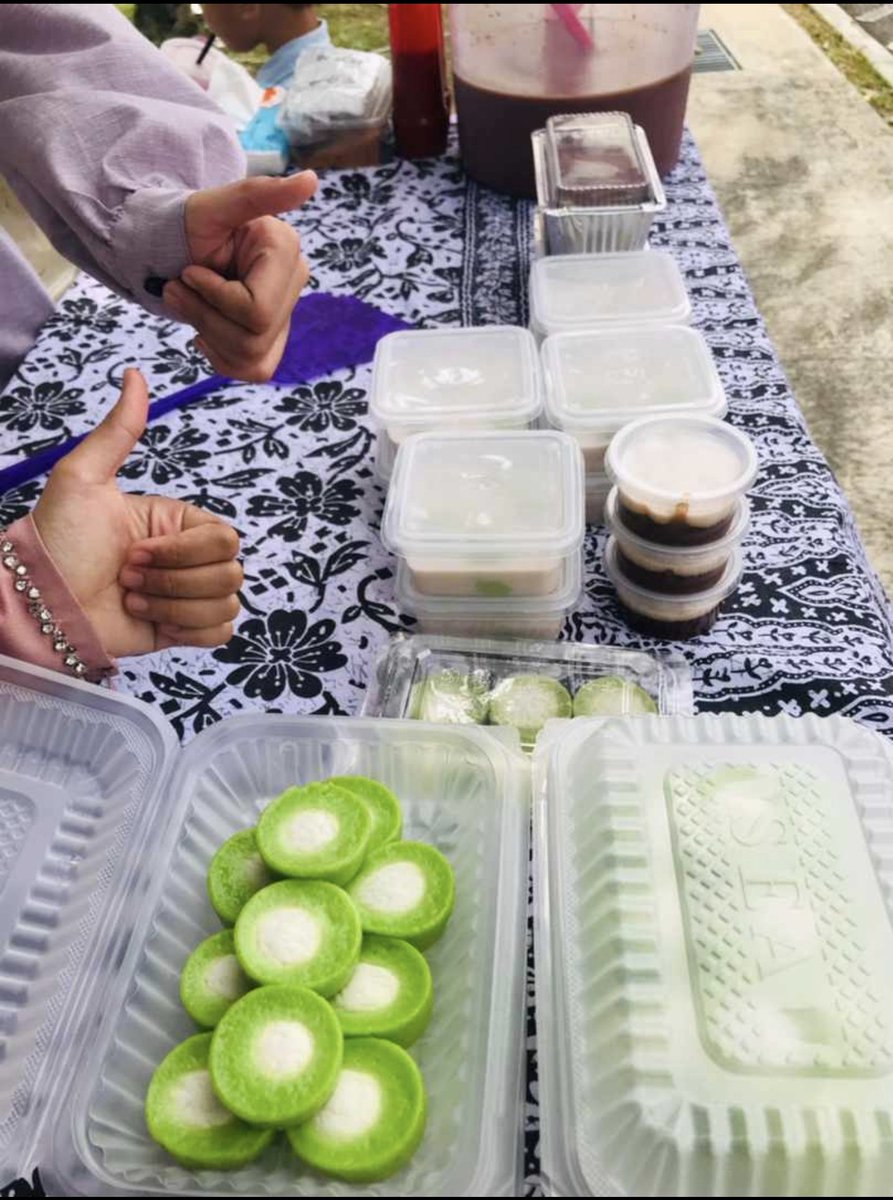 opanaanimation's tweet photo. Anyone near the area, Mydin Senawang. Feel free to visit my mom's car boot sales. There are some traditional kuih and delicious coffee.

My mom did a homemade bakery right now, and may New World project can be one of the successful projects in Pentas, so I can get a cafe for her. https://t.co/c0H41xHy6X