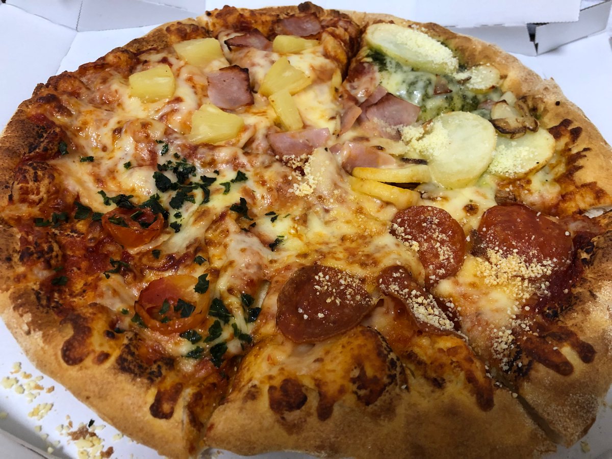 HirorSaka's tweet photo. また今夜も
「ドミノピザ🍕（クアトロハッピー）」+ビール🍺頂きました。
これからすぐ寝て回復して来ます。 https://t.co/zSnDCyLxJd