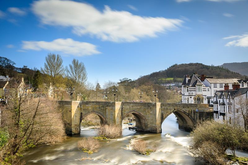 One of the 7 wonders of Wales 🏴󠁧󠁢󠁷󠁬󠁳󠁿

📍 Llangollen Bridge. 

Standing in the river Dee since the 16th century. 

➡️ gonorthwales.co.uk/explore/llango…

#GoNorthWales #Llangollen #NorthWales