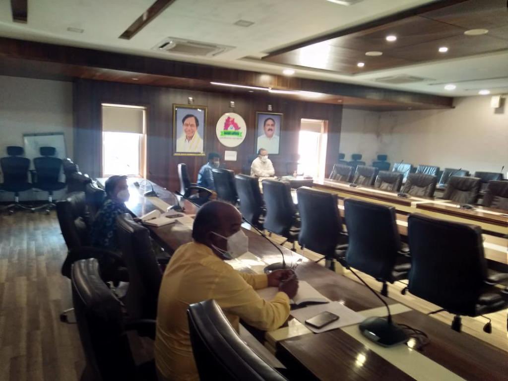 mb_telangana's tweet photo. #MissionBhagiratha Engineer in Chief Sri G. Krupakar Reddy conducted Virtual meeting on #Medaramjathara works with the Cluster wise construction and monitoring staff allotted for facilitating devotees.

@SmitaSabharwal @DayakarRao2019 https://t.co/SMCYvBMRo6