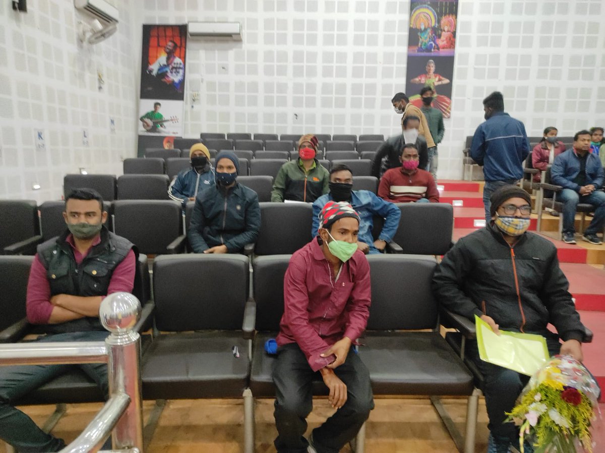 AIRAAAOFFICIAL's tweet photo. Today Dhanbad Jharkhand team met central railway officials at Railway Auditorium &amp; submitted memorandum about our absorption matter. Kudos to Jharkhand team for their efforts 👏🚩
#RailwayMinister_HelpCCAA
@AshwiniVaishnaw @RailMinIndia 
@IR_CRB @ShivaGopalMish1 @airfindia https://t.co/rZHAErAlJ3